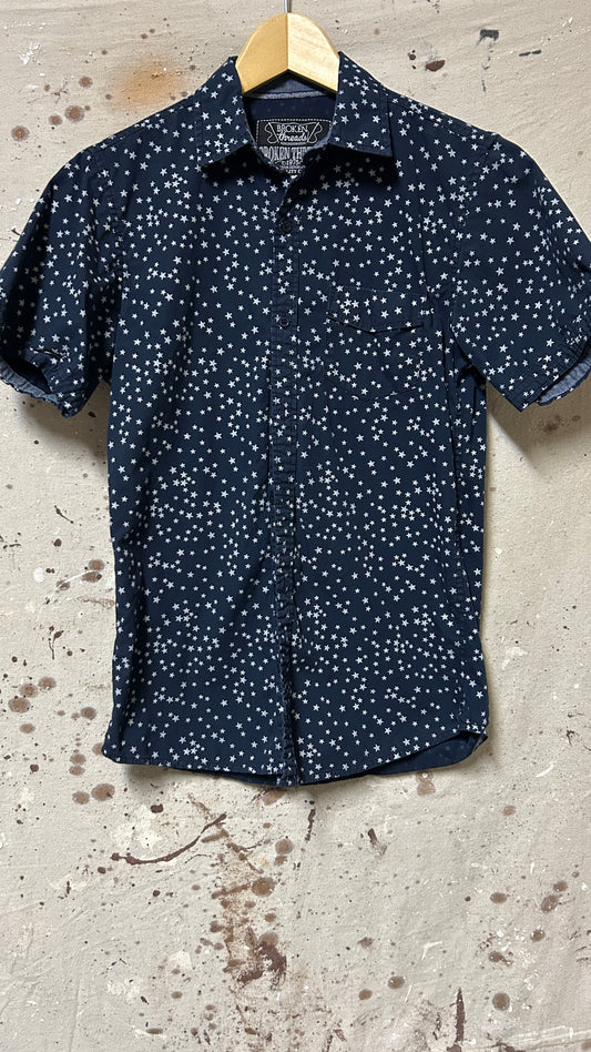 Broken Threads Short sleeve button down shirt Small Cotton